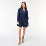 Vestido corto de denim azul oscuro con cuello solapa, escote en V con solapa superpuesta, mangas largas y volados fruncidos en el borde inferior.