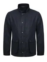 Chaqueta de estilo campestre confeccionada en tela encerada impermeable y cortaviento. Presenta cierre frontal con botones a presión, cuello alto con interior de cotelé, bolsillos frontales con solapa y forro interior de franela con relleno térmico.