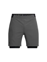 Shorts deportivos Under Armour Vanish Woven 2in1 color gris, con short de compresión interior negro incorporado, bolsillos laterales abiertos y tejido ultraligero y elástico de secado rápido.