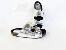 Sandalias plateadas con tres tiras ajustables con hebilla y plantilla anatómica negra.
