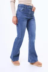 Jean de corte recto y tiro medio, confeccionado en denim negro con efecto lavado. Presenta cierre frontal con botón y bolsillos laterales.