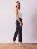Pantalón color beige de gabardina elastizada, marca Ruby Rd. Pretina ancha, delantera con bolsillos simulados y trasera con bolsillos aplicados. Largo de pierna al tobillo.