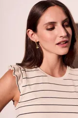 Musculosa color crudo con rayas horizontales negras, cuello redondo y volados en los hombros.