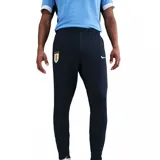 Pantalón de entrenamiento Nike para hombre de la selección uruguaya, color azul marino, con puños ajustados en los tobillos y cordón en la cintura. Presenta el escudo de la AUF con cuatro estrellas bordado en la pierna izquierda y el logo de Nike en blanco en la pierna derecha.