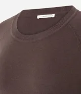 Suéter de punto color bordó, con cuello redondo y mangas largas, de diseño clásico y ajuste cómodo.