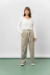 Pantalón deportivo de corte wide leg con caída relajada. Presenta cintura elastizada con cordón ajustable, bolsillos laterales y un interior frizado para mayor abrigo.