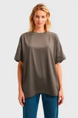 Remera de algodón de corte holgado, con cuello redondo a la base y mangas cortas con costuras caídas.