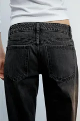 Jeans de tiro bajo y cinco bolsillos, de pierna ancha y larga. Cuenta con cierre frontal con cremallera y botón metálico.