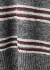 Chaleco de punto sin mangas con cuello redondo y diseño a rayas horizontales en tonos gris y blanco.