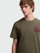 Camiseta verde militar de algodón con cuello redondo y manga corta. Presenta el logo de Moncler estampado en el pecho. Corte clásico.