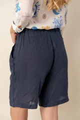 Bermuda de lino negra con cintura elastizada y cordón ajustable.