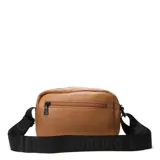 Bandolera de ecocuero color tostado con diseño compacto y funcional. Cuenta con compartimento principal con cierre, bolsillo frontal y bolsillo posterior antirrobo. Incluye correa ajustable de cinta negra y logo de la marca aplicado en el frente.