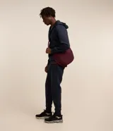 Pantalón deportivo Get Over de corte recto con puños elásticos en los tobillos, cintura con cordón ajustable y bolsillos laterales.