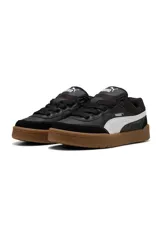 Championes Puma modelo Park Lifestyle Sk8, de diseño urbano inspirados en el skate, color blanco con franja lateral negra, detalles en gamuza gris en la puntera y suela de goma marrón tipo gum.