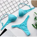 Conjunto de bikini color lila, compuesto por un soutien con aro y tirantes finos regulables, y una bombacha colaless de tiro medio.
