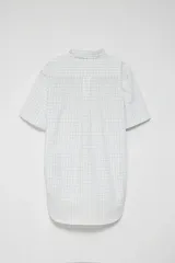 Camisa de manga corta para hombre, con cuello abotonado y estampado a cuadros en tonos celeste y blanco.