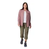 Pantalon de senderismo color verde oliva, de corte recto y cintura media. Cuenta con rodillas articuladas, bolsillos laterales y bolsillo de seguridad con cremallera, diseñado con tecnología de protección solar y repelencia a líquidos.