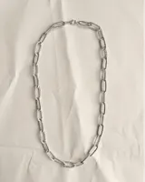 Collar de plata 925 maciza con diseño de eslabones rectangulares grandes y textura martelé, elaborado a mano.