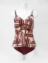 Tankini estampado de la marca Club del Sol, confeccionado con tejido italiano. Consta de una musculosa con escote en V fruncido, copa armada con sujetador interno y forro, combinada con una bombacha de bikini clásica a juego.