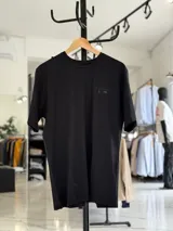 Remera oversize blanca de manga corta con estampado tipográfico y gráfico en la espalda.