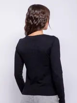 Remera blanca de manga larga con cuello redondo y frunces verticales en el centro.