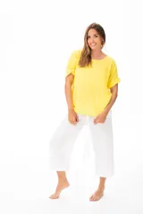 Blusa amarilla de algodón con cuello redondo y mangas cortas con dobladillo.