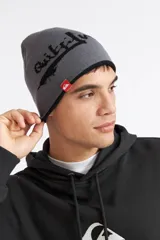 Gorro beanie reversible de punto, color negro con inscripción de la marca en gris en un lado y diseño liso en el otro. Cuenta con una pequeña etiqueta roja con el logo de Quiksilver.
