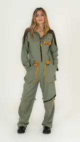 Mono largo color verde con detalles en marrón y amarillo. Tiene cierre frontal, cuello camisero, mangas largas, bolsillos grandes con solapa y puños con cierre.