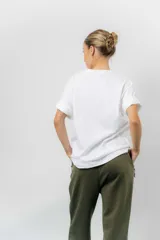 Remerón de algodón color beige, con diseño oversize, cuello redondo, mangas cortas amplias y hombros caídos.