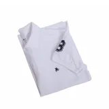 Remera tipo polo color amarillo con cuello clásico y logo bordado en el pecho. Corte recto y mangas cortas.