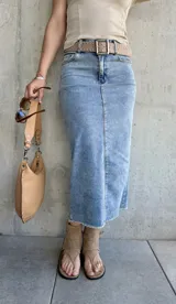 Falda midi de jean celeste con abertura frontal y terminación desflecada.