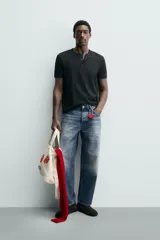 Camiseta blanca de manga corta con cuello redondo y tapeta de botones frontal (cuello panadero o henley).