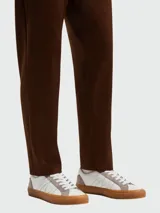 Championes Moncler modelo Monaco, de color blanco con detalles en gamuza gris en los ojales y talón, y suela de goma marrón translúcida.