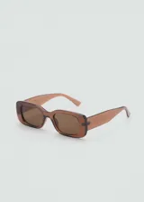 Gafas de sol rectangulares con montura de pasta en color marrón translúcido y cristales oscuros a juego. Diseño moderno con protección UV categoría 3.