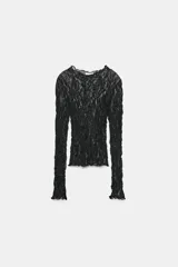 Remera de manga larga confeccionada en tejido de encaje con textura arrugada, de color marrón oscuro, con cuello redondo y terminaciones onduladas.