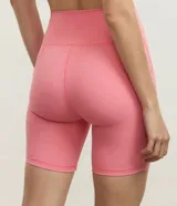 Short ciclista Get Over de microfibra color verde oscuro, de tiro alto y diseño ajustado con bolsillos laterales funcionales.