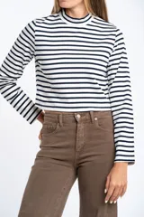 Polera de manga larga, corte ajustado al cuerpo, con cuello alto. Presenta un estampado de rayas horizontales en tonos marrón camel y azul marino.