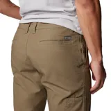 Pantalón chino beige de corte recto, con bolsillos laterales y traseros, ideal para actividades al aire libre y uso casual.