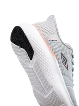 Championes deportivos Umbro modelo Flux para mujer, de color gris con detalles en coral y blanco, con capellada de malla transpirable y suela amortiguada.