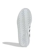 Championes Adidas modelo Grand Court Base 3.0, de estilo urbano y diseño clásico. Presentan un exterior de cuero sintético en color negro con las icónicas tres rayas laterales en color blanco y suela de goma blanca con relieve de la marca.