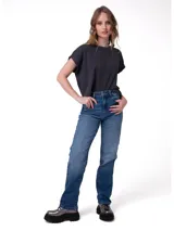 Pantalón de jean estilo clásico de tiro alto con diseño de cinco bolsillos y corte recto en la pierna, color azul indigo.
