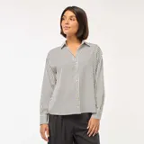 Camisa fluida de manga larga con estampado de rayas verticales blancas y negras.