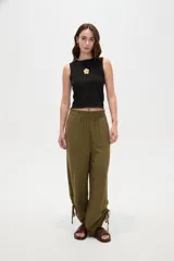 Musculosa blanca de poliéster con cuello redondo a la base y diseño de bretel ancho.