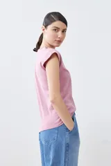 Remera negra de mangas cortas con cuello redondo calado.
