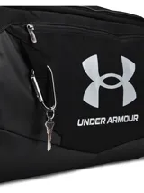Bolso deportivo Under Armour Undeniable 5.0 Medium, color negro con el logo de la marca en blanco. Cuenta con tecnología UA Storm resistente al agua, compartimento principal con cierre, bolsillo ventilado para ropa sucia o calzado, bolsillos laterales para botellas y correa de hombro ajustable y acolchada.