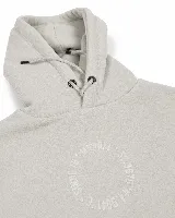 Buzo tipo hoodie de micropolar con capucha ajustable mediante cordones y bolsillo frontal. Presenta un diseño con logo circular grabado en el frente.