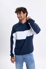 Canguro deportivo de color azul marino con un bloque horizontal blanco en contraste sobre el pecho y las mangas. Posee capucha y puños elásticos.
