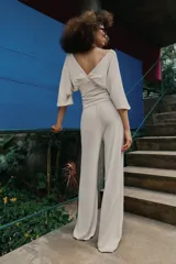 Pantalón palazzo de tiro medio en color marrón, confeccionado en tejido con textura. Cuenta con cintura elástica ajustable mediante cordones y diseño de pierna ancha.
