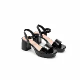Sandalias de fiesta en cuero charol negro con plataforma delantera, taco ancho, tira frontal y pulsera al tobillo con hebilla metálica regulable.
