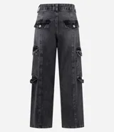 Pantalón recto de jeans gris, con bolsillos cargo laterales y cierre de botón y cremallera.